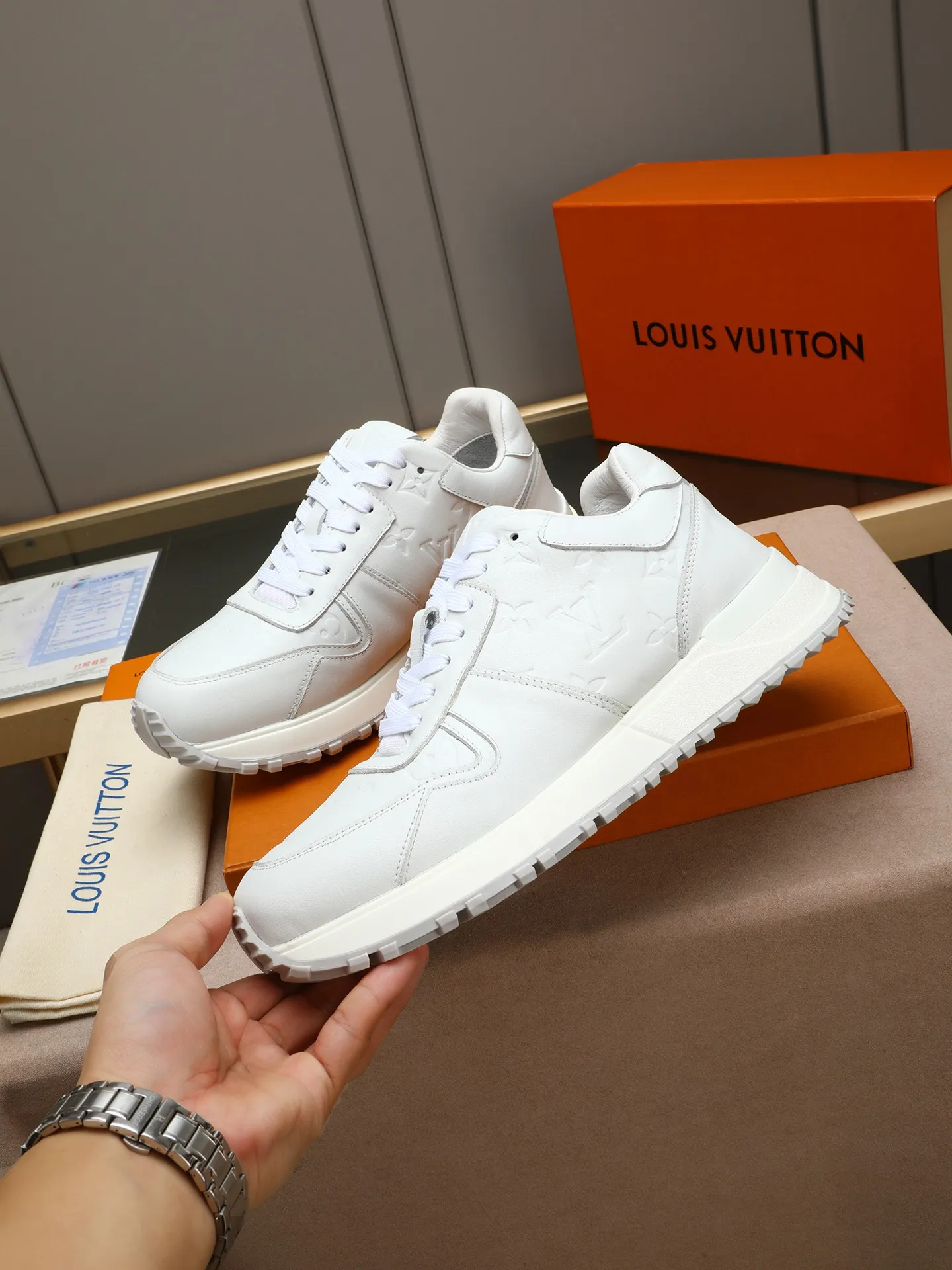 Men's Shoes 💰660 L The Run Away Maxi sneaker debuts in the 2025 collection and continues the iconic design of the Run Away sneaker. The smooth cowhide leather upper features contrasting LV lettering and Vuitton logos, and a lightweight rubber wedge outsole evokes running shoe construction. High level of comfort. Looks good, wears well and matches well. Worth buying! 7 color selection size: 39-44 (45 customized)
